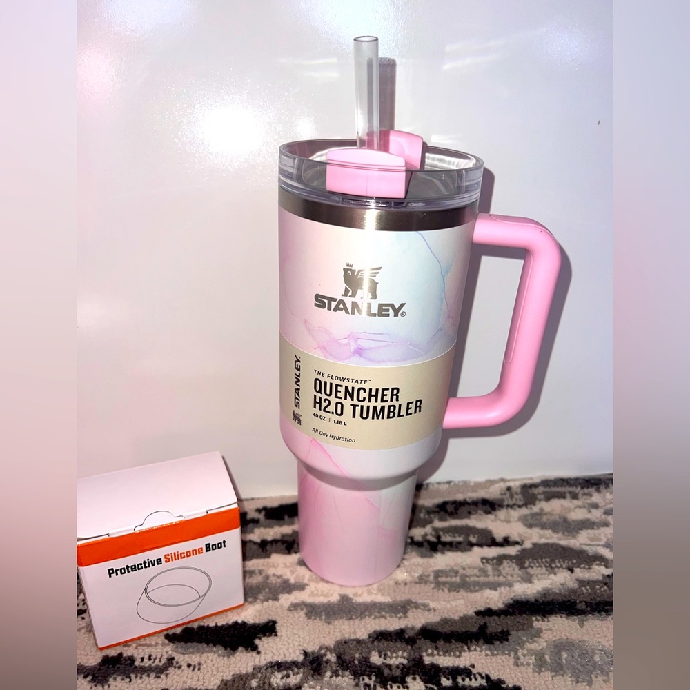 NWT Stanley 40oz Stainless SteelH2.0 FlowState
Quencher Tumbler Watercolor Tulle